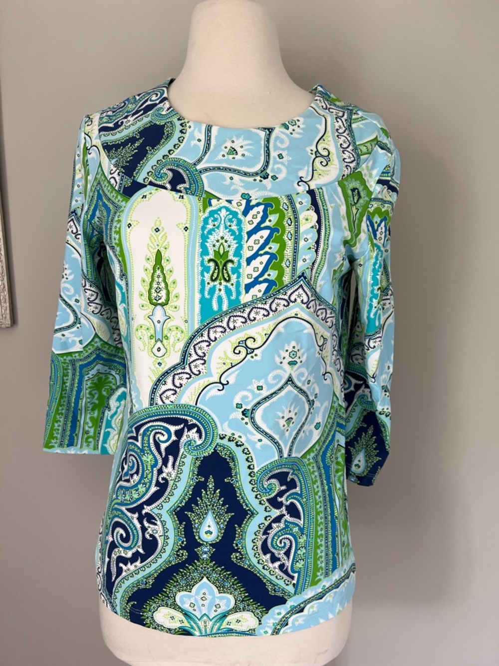 J McLaughlin Small Women’s Blue & Green Paisley Boatneck Top 3/4 sleeves